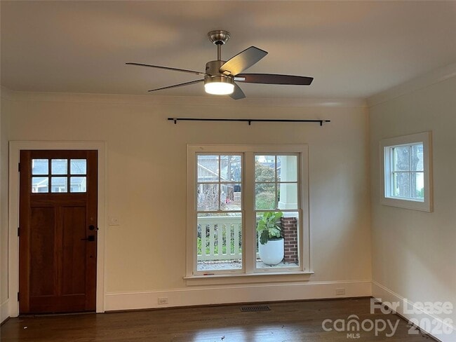 Building Photo - 2321 Barry St