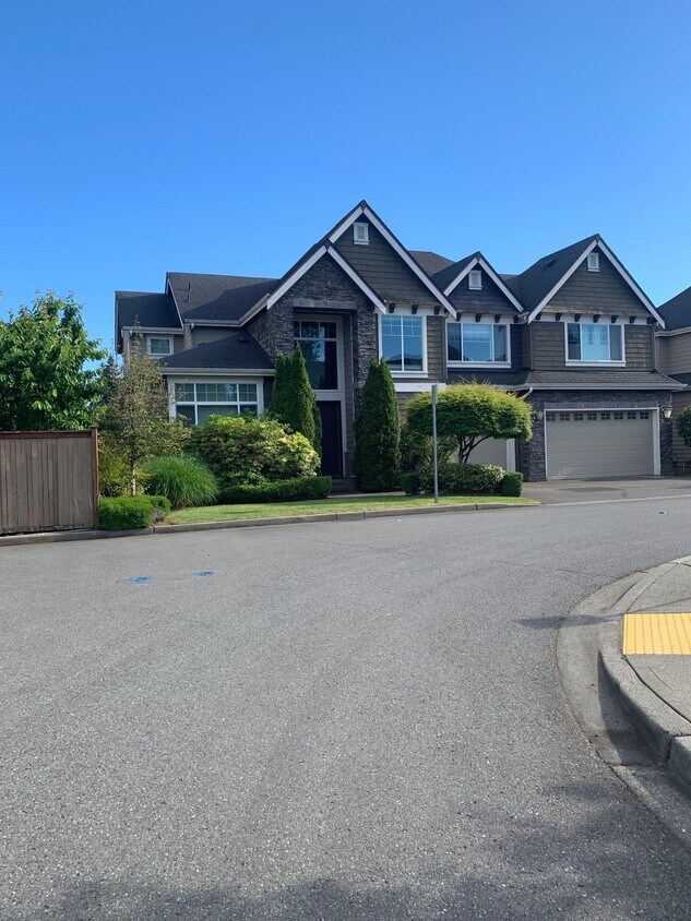 Foto principal - 16145 Northup Way