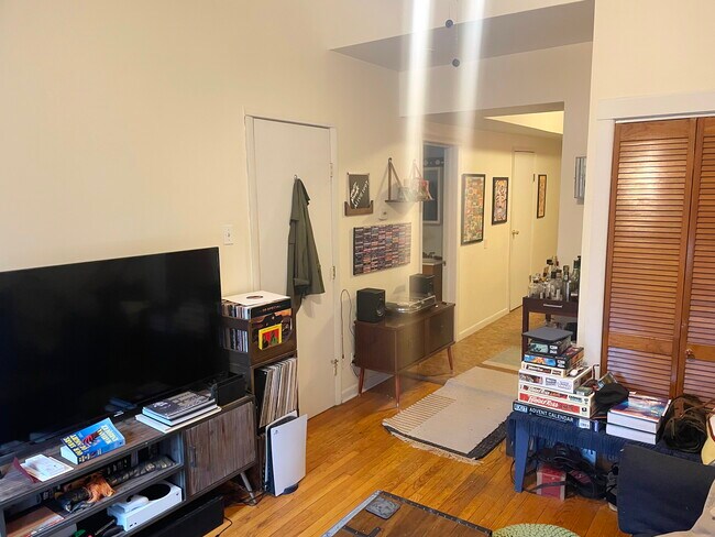 Foto del edificio - 1627 N Winchester Ave