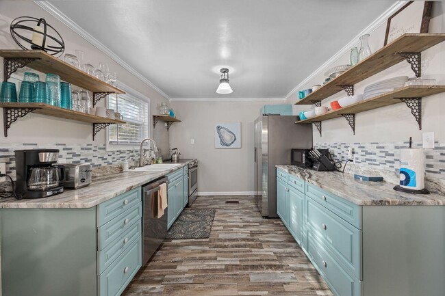 Building Photo - SNOWBIRD RENTAL- 4 blocks 2 Sea & Fire Pit