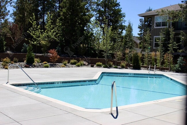 Building Photo - 4BR - 2.5 BA SE Bend home in great neighborhood with park and pool!