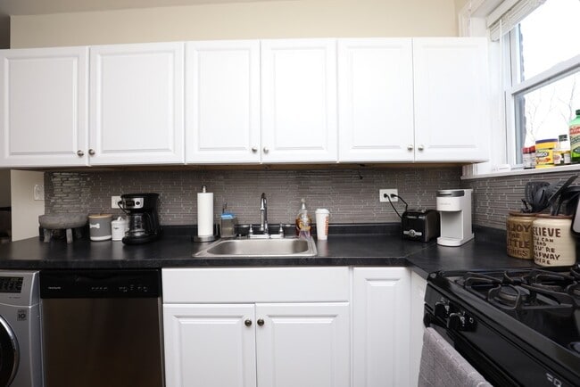 Building Photo - 3823 N Greenview Ave