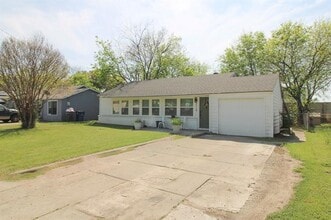 Building Photo - 3119 Eisenhower Dr