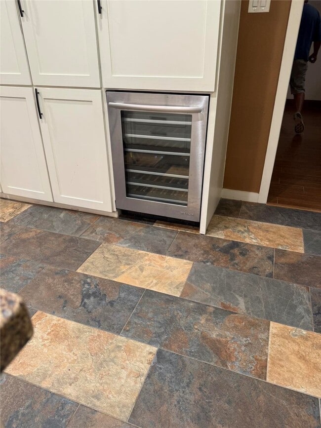 Building Photo - 2206 Hickory Lawn Dr