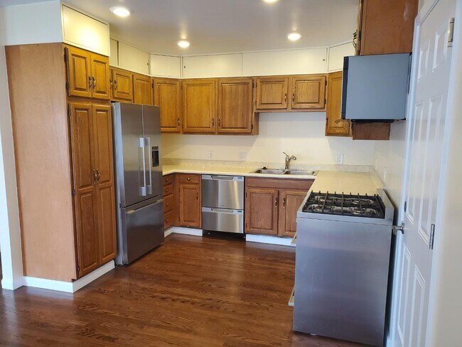 Building Photo - 1071 Sunnyside Dr