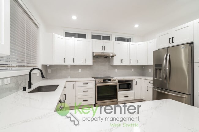 Foto del edificio - **Rent Special** Newly Constructed 3 Bedroom Home with Vaulted Ceilings and Rooftop Views