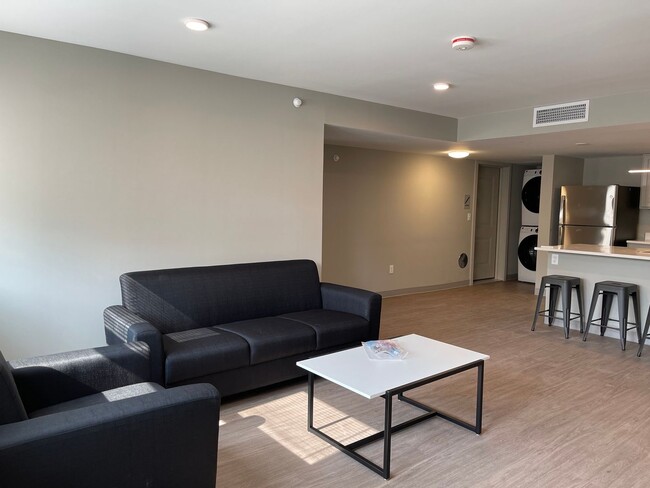 Interior Photo - 126 College Ave