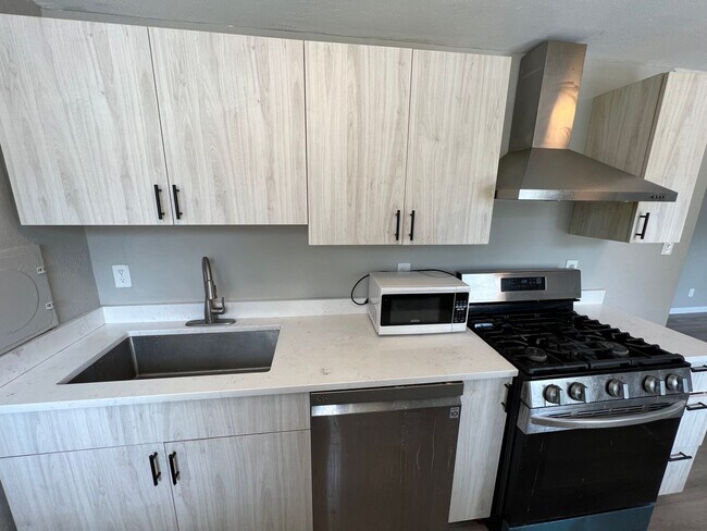 Building Photo - Beautifully Renovated 3 Bedroom; Right on ...