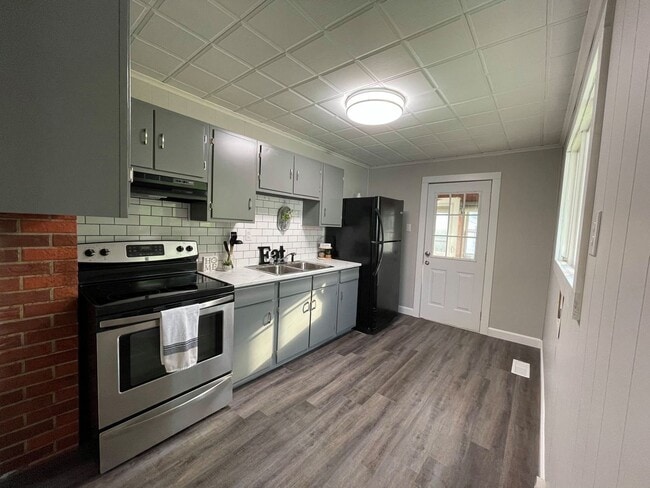 Building Photo - 2 Bed 2 Bath House with 2 Car Garage