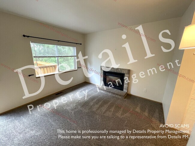 Building Photo - Silverdale Three Bedroom Townhouse