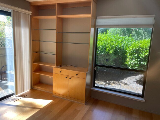 Foto del edificio - Beautiful End Unit Condo in Bennett Valley!