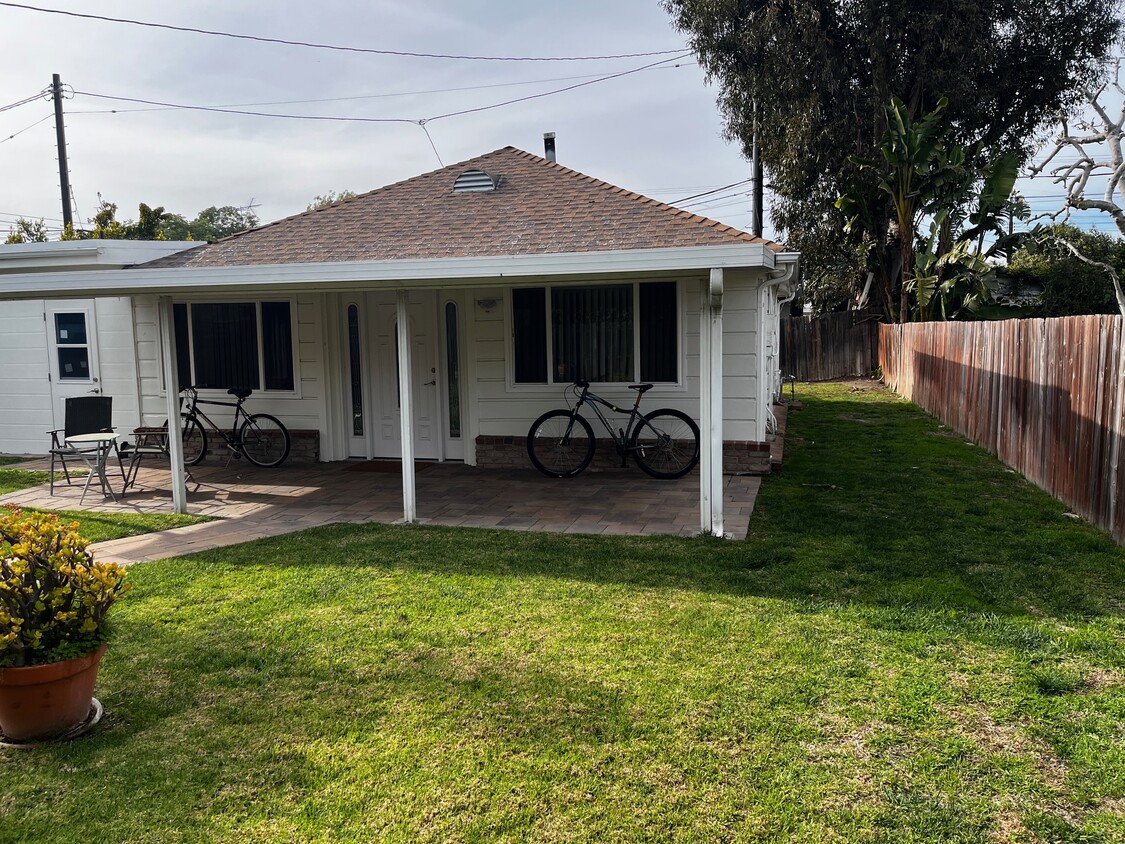 Vista frontal y patio - 12435 Milton St