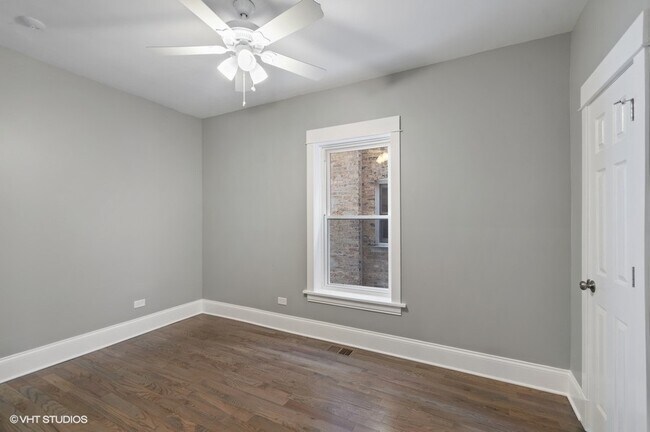 Building Photo - 4442 N Maplewood Ave