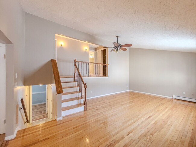 Foto del edificio - Spacious 4BR/2.5BA/2Car Garage Home with Finished Basement & Hardwood Floors – Gales Ferry