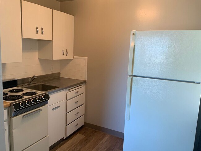 Foto del edificio - LOWER SOUTH HILL ONE BEDROOM CLOSE TO HUCKLEBERRY MARKET