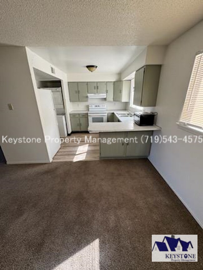 Building Photo - Lower Level Belmont 4-plex Apartment with ...