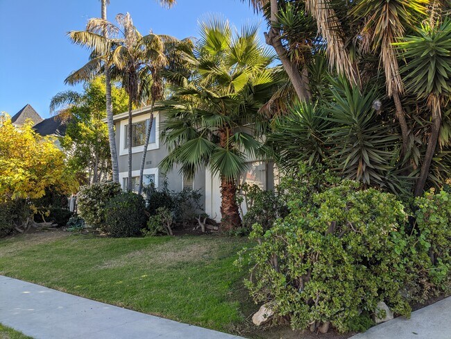 Building Photo - 742 S Plymouth Blvd