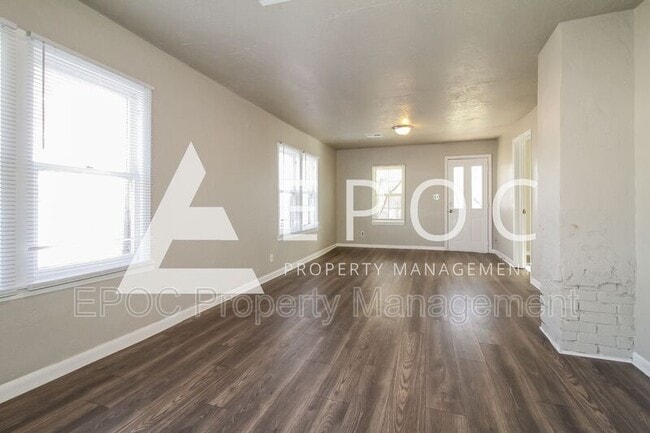 Foto del edificio - 3229 S Douglas Ave