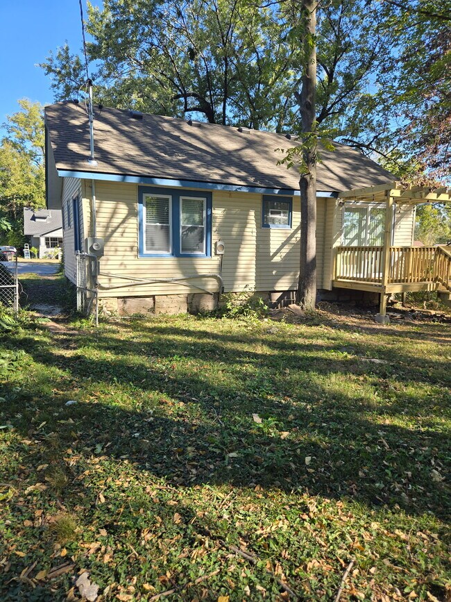 Building Photo - 2501 E 68th Terrace