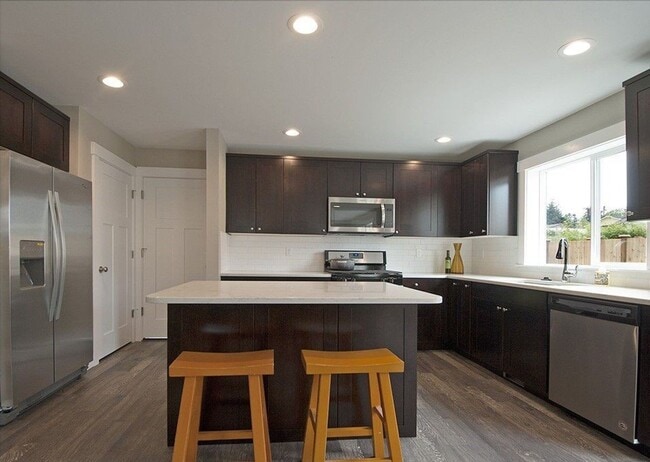 Building Photo - 3 Bed 2 Bath - Craftsman - Ideal Location - Fenced Backyard