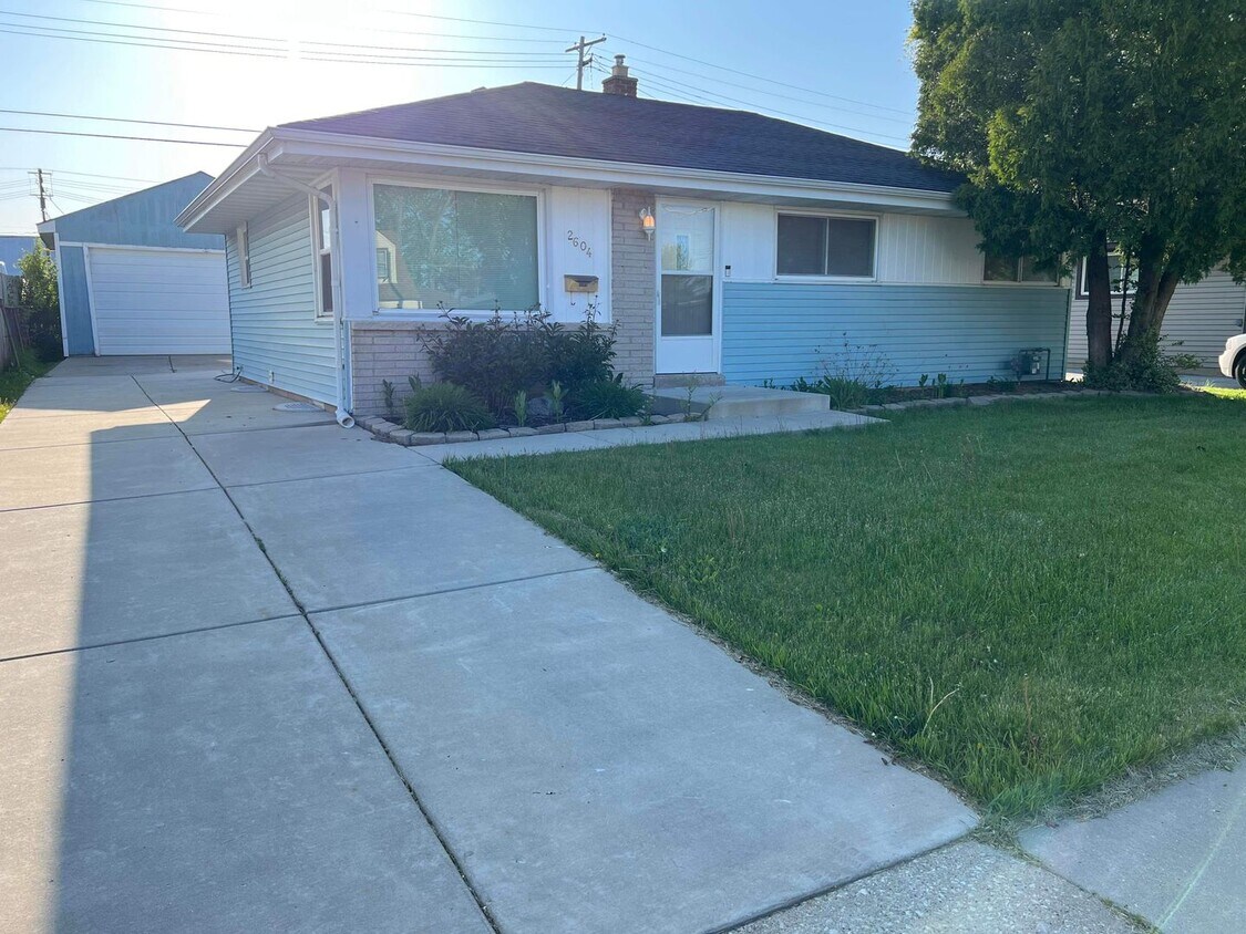 Beautiful move in ready 3 bedroom 2 bath h... House Rental in Racine