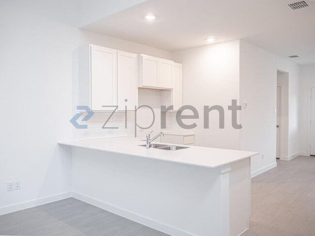 Building Photo - Unit