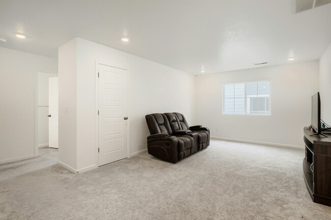 Building Photo - 3393 N Catawba Wy