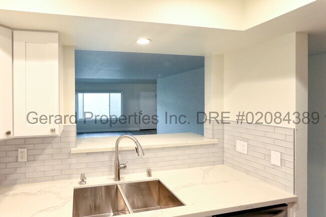 Foto del edificio - 3 bedroom Townhome with downstairs primary...