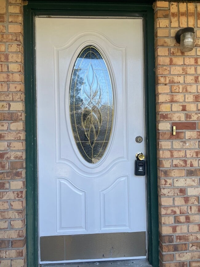 Building Photo - Spacious 2-Story End-Unit Townhome in Prim...