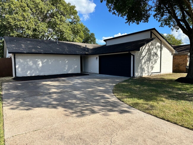 Building Photo - 7410 Woodoak Dr