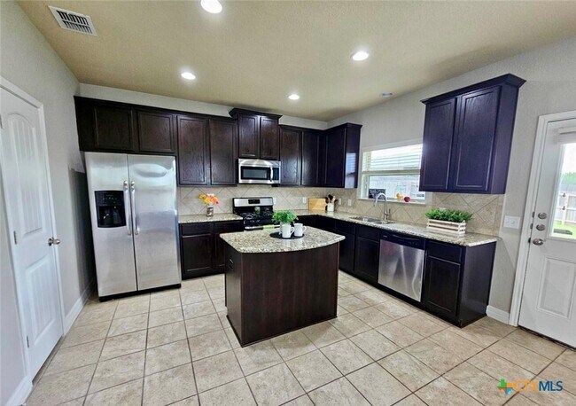 Building Photo - 729 Community Dr