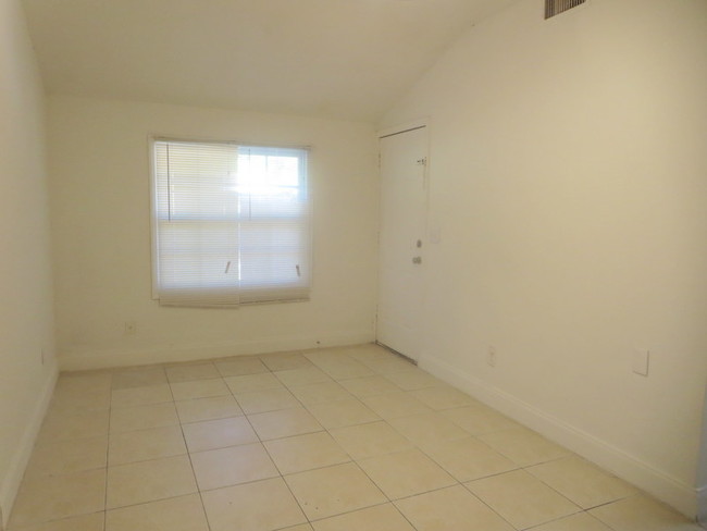 Building Photo - 1613 E Linden Ave
