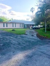 Building Photo - 4900 SW 36th Ct