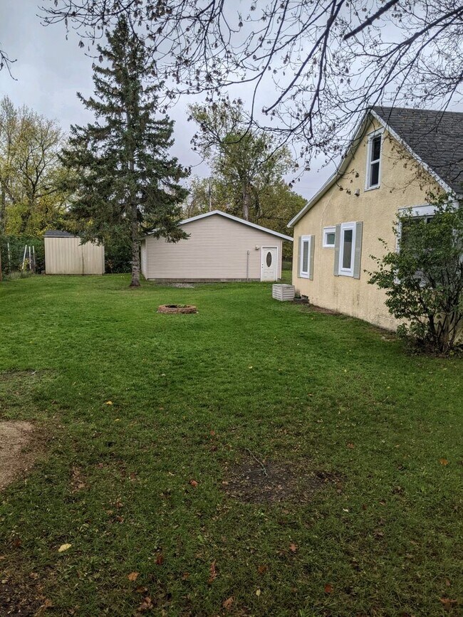 Building Photo - 3 Bedroom Home