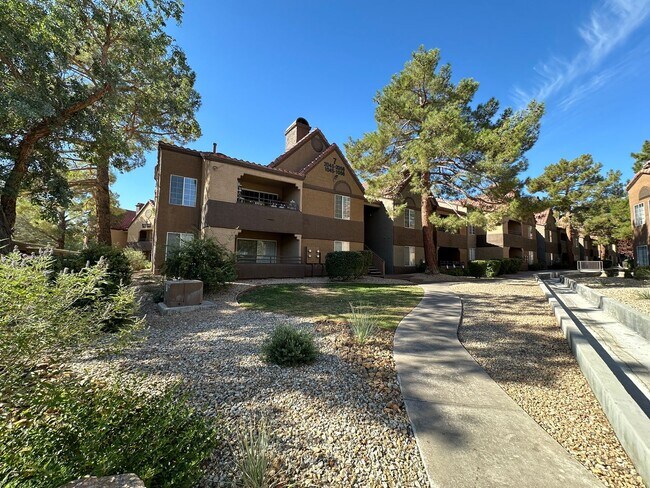 Building Photo - CANYON LAKE