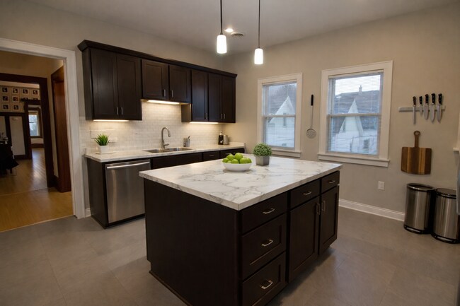 Building Photo - 1939 N Bartlett Ave