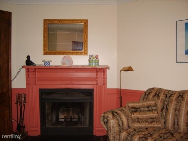 Building Photo - 2 br, 1.5 bath Townhome - 609 Hillsborough St