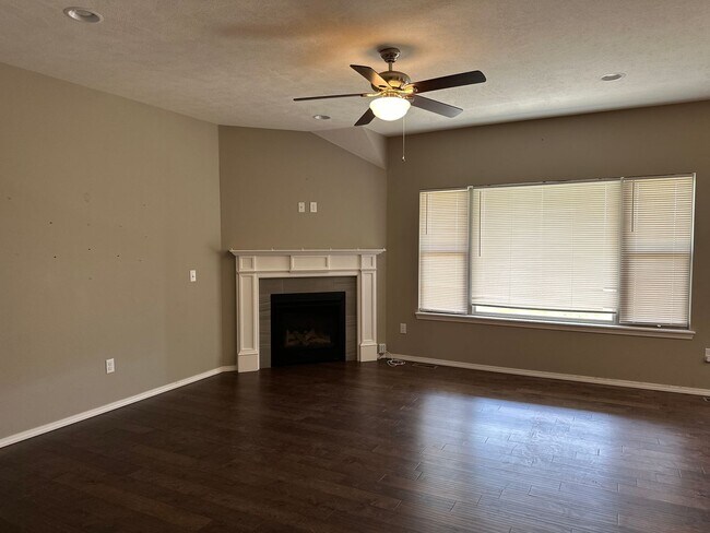 Building Photo - Stunning 4 Bedroom Rental Home!