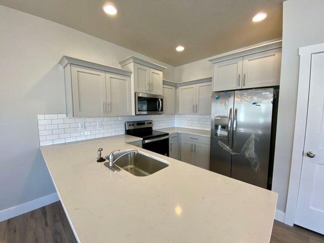 Foto del edificio - 3 bed 2.5 Bath Clean and Move-in Ready