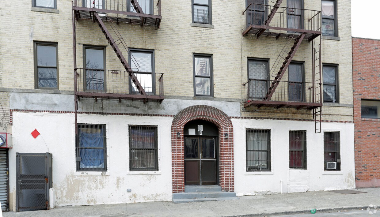 Foto del edificio - 12 E 213th St