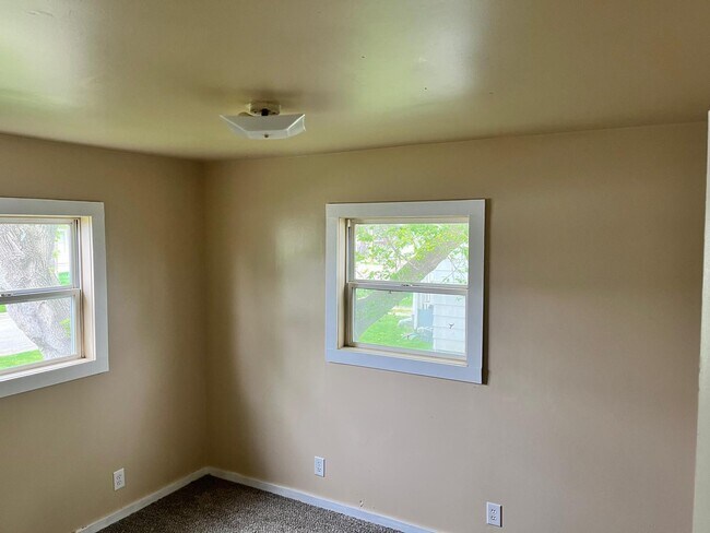 Building Photo - Property available now in Flint! (Section ...