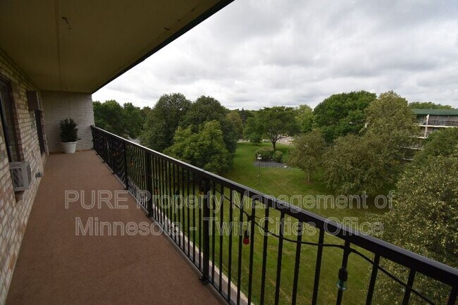 Foto del edificio - 10501 Cedar Lk Rd S