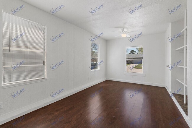 Building Photo - Cute 4/1.5 in Garland!