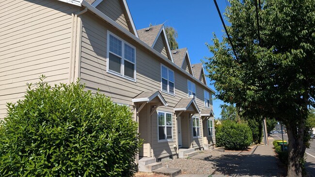 Foto del edificio - End unit Townhouse in Forest Grove