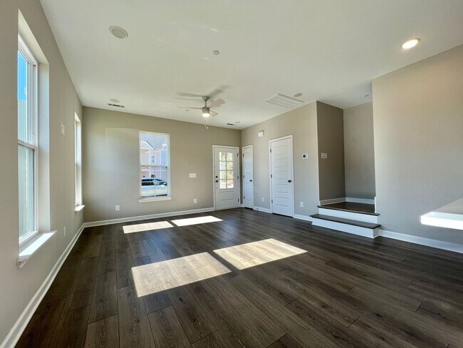 Building Photo - 3 Bed, 2.5 Bath Home w/ 2 Car Garage