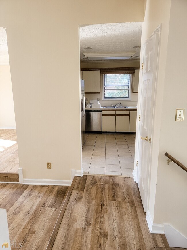 Foto del edificio - 2411 Deerfield Dr