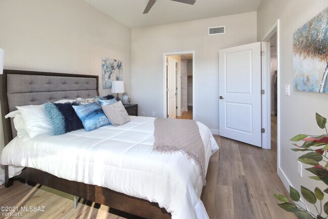 Foto del edificio - 1 br, 1 bath Condo - 2036 E River Rd Unit 201