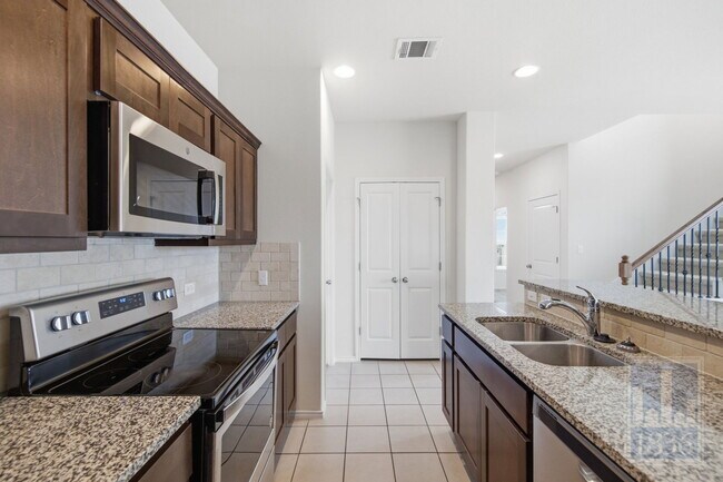 Building Photo - 729 Manzano Ln