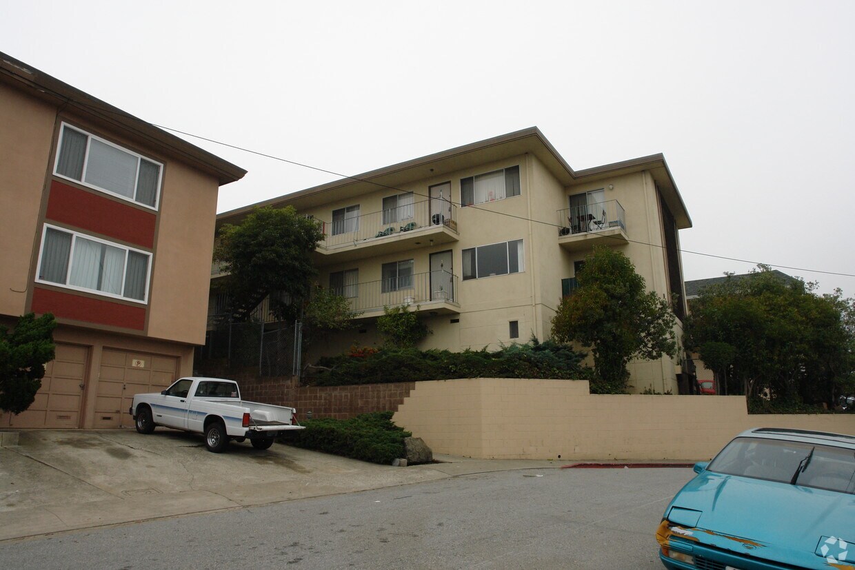 Building Photo - 19 Lewis Ave