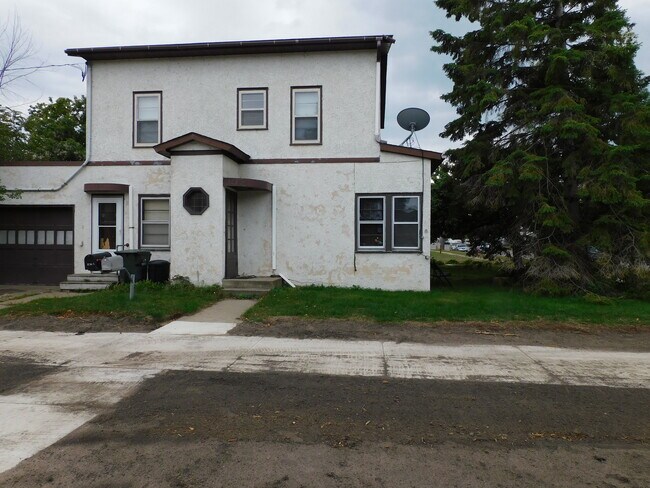 upper level 324 8th street North - 324 N 8th St